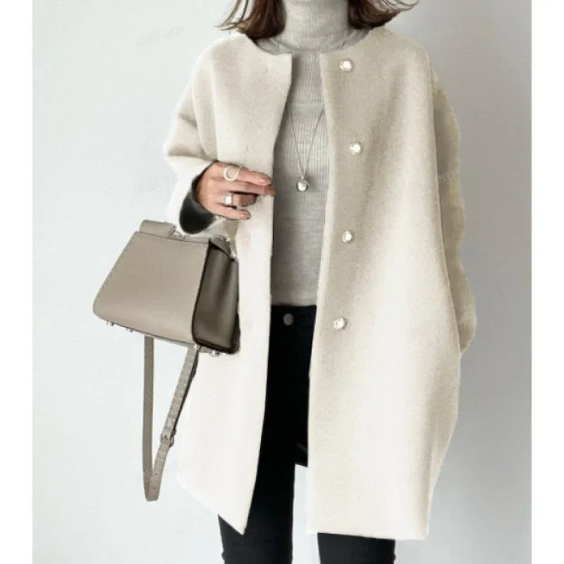 Chic women's coat with buttons and modern style