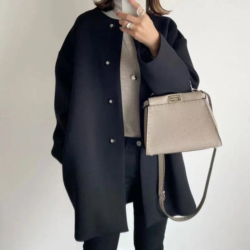 Chic women's coat with buttons and modern style
