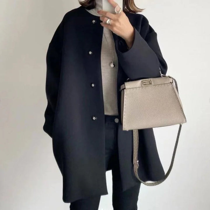 Chic women's coat with buttons and modern style