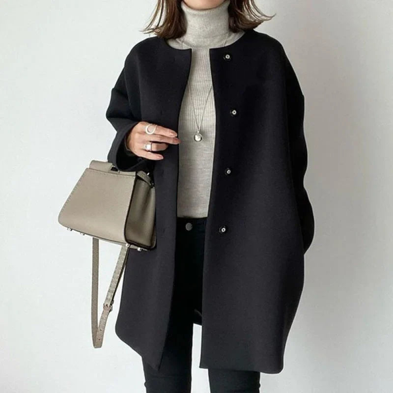 Chic women's coat with buttons and modern style
