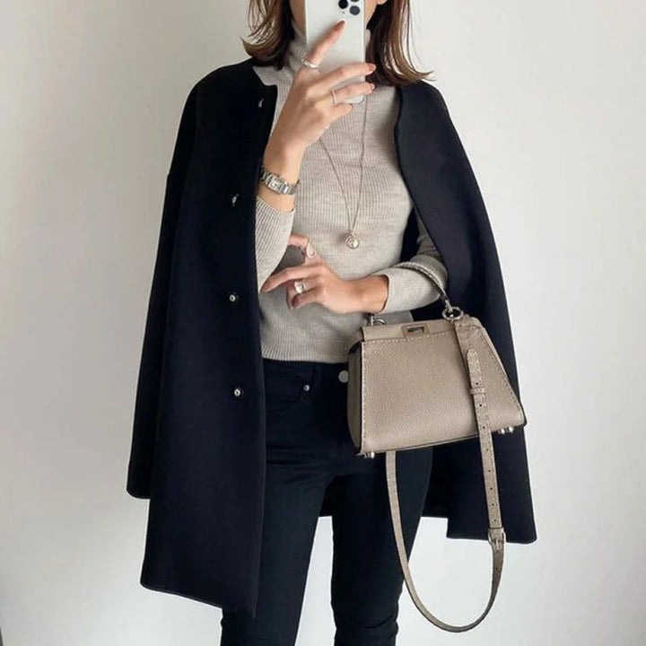 Chic women's coat with buttons and modern style