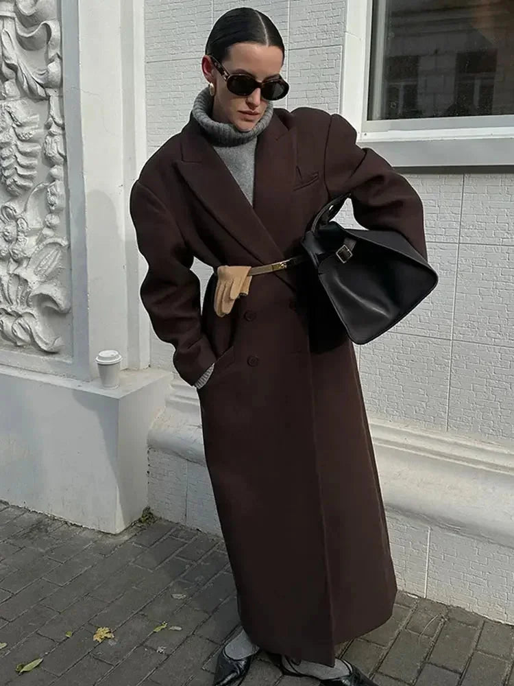 Elegant long women's coat with voluminous sleeves