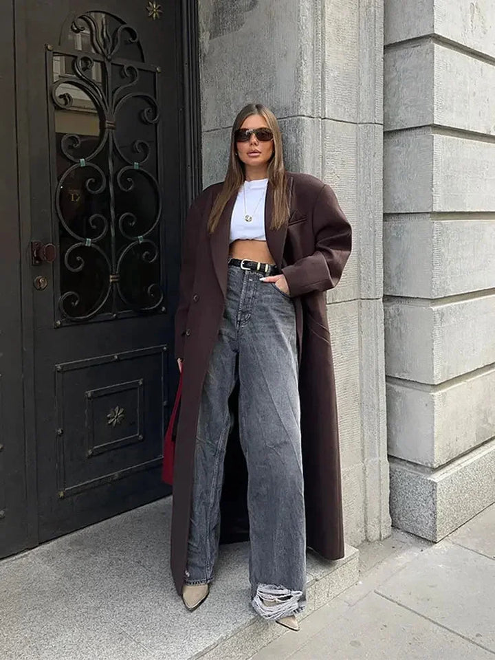 Elegant long women's coat with voluminous sleeves