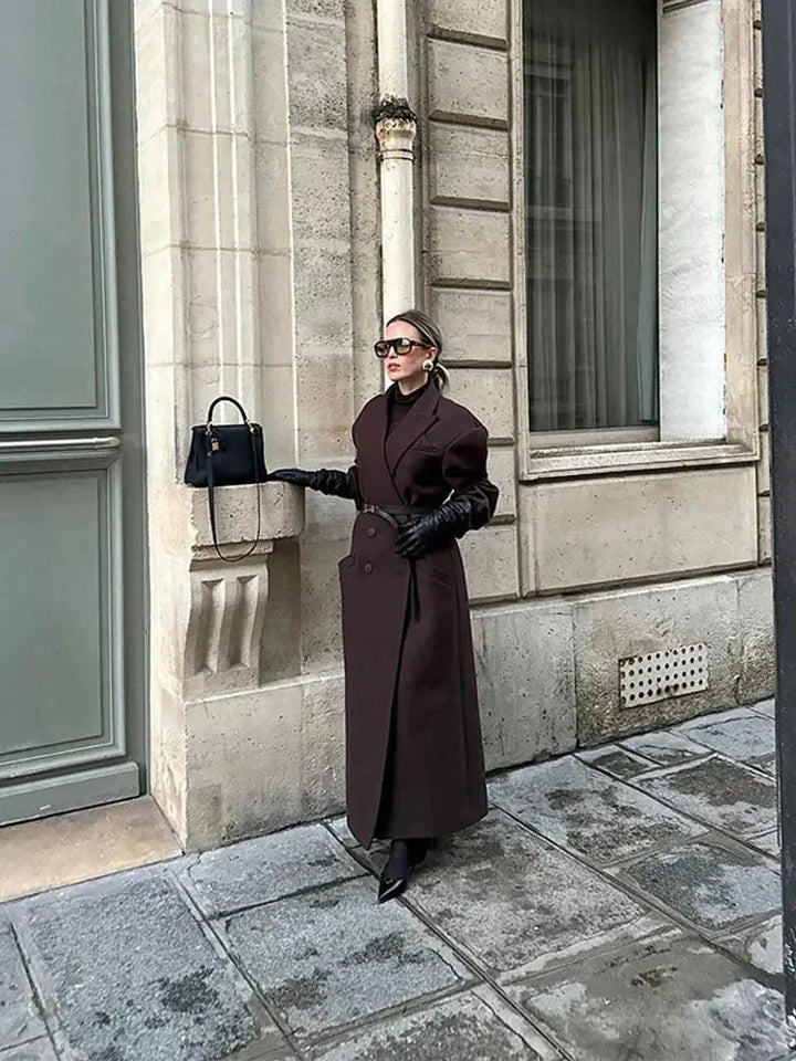 Elegant long women's coat with voluminous sleeves