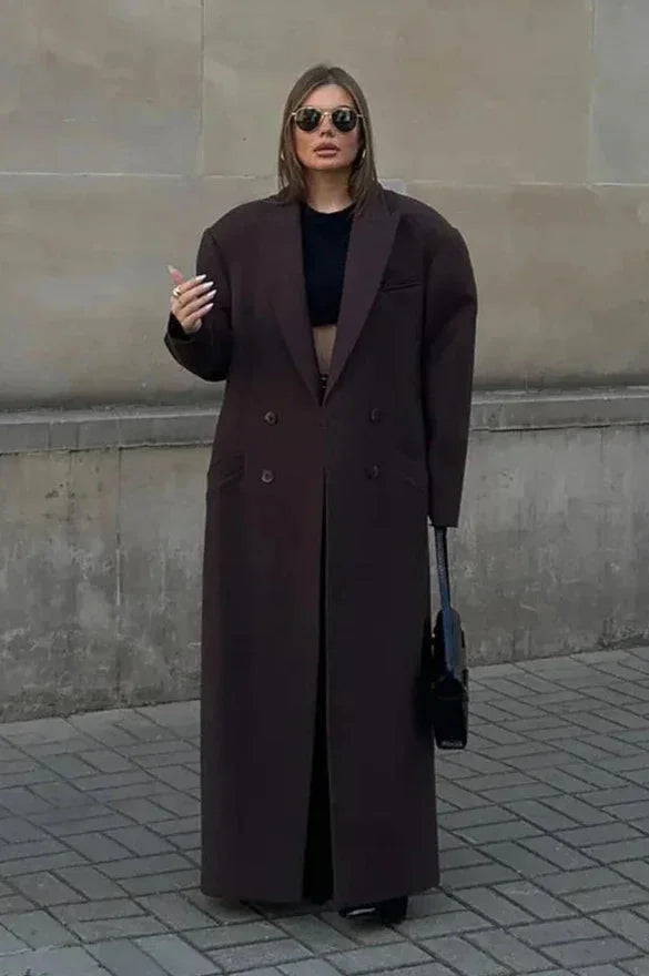 Elegant long women's coat with voluminous sleeves