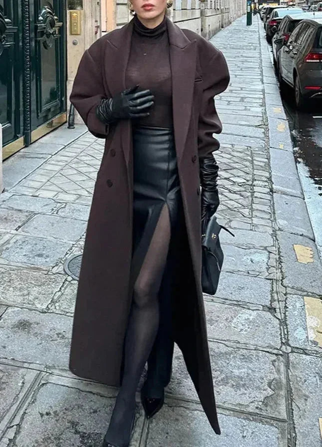 Elegant long women's coat with voluminous sleeves