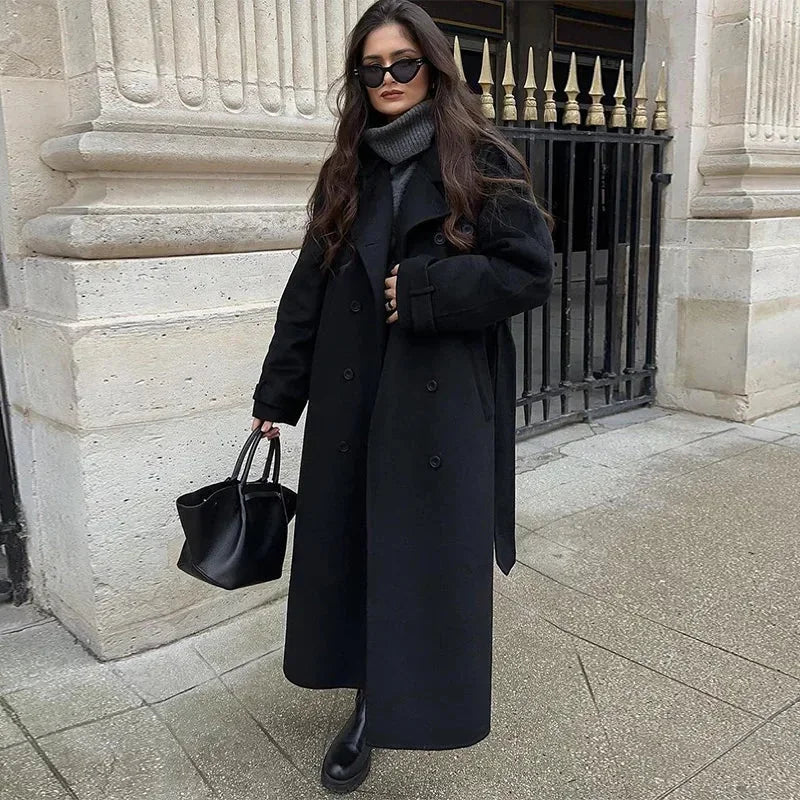 Mid-length women's coat with belt and buttons